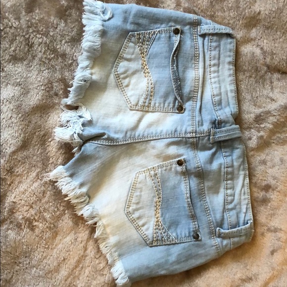 Size 3 Distressed shorts - Picture 3 of 3